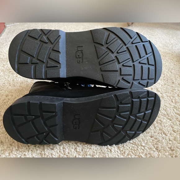 Black Ugg boots with blue laces. NWOT. *rare. Women’s size 7, men’s size 6 - Picture 5 of 7